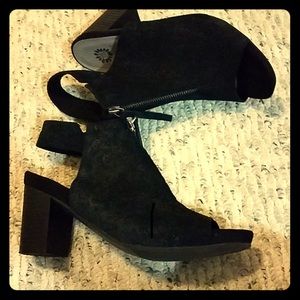 YELLOW BOX CHUNKY HEEL SHOE SZ 7 1/2